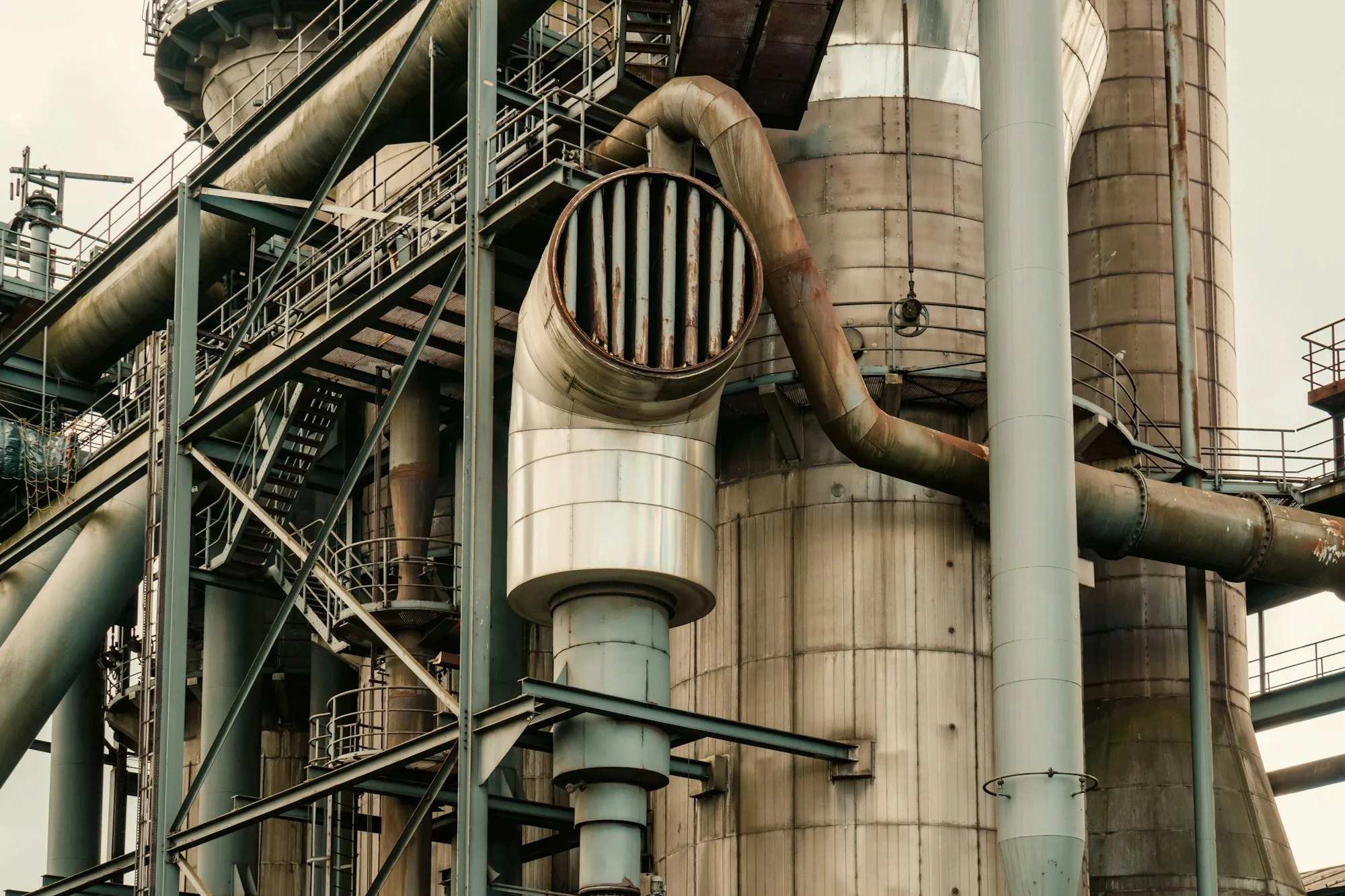 Pipes, vessels and steel structures at an industrial plant